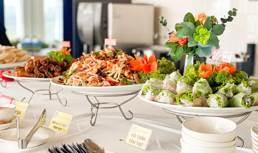 Bàn Buffet khách sạn 4 sao dùng thẻ nhựa