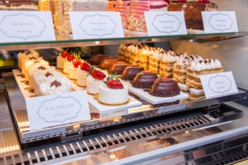 Nâng Tầm Trải Nghiệm Khách Hàng: TẠI SAO NGÀNH DỊCH VỤ CAO CẤP CẦN LOẠI BỎ THẺ GIẤY, CHUYỂN SANG DÙNG THẺ NHỰA CHUYÊN NGHIỆP?